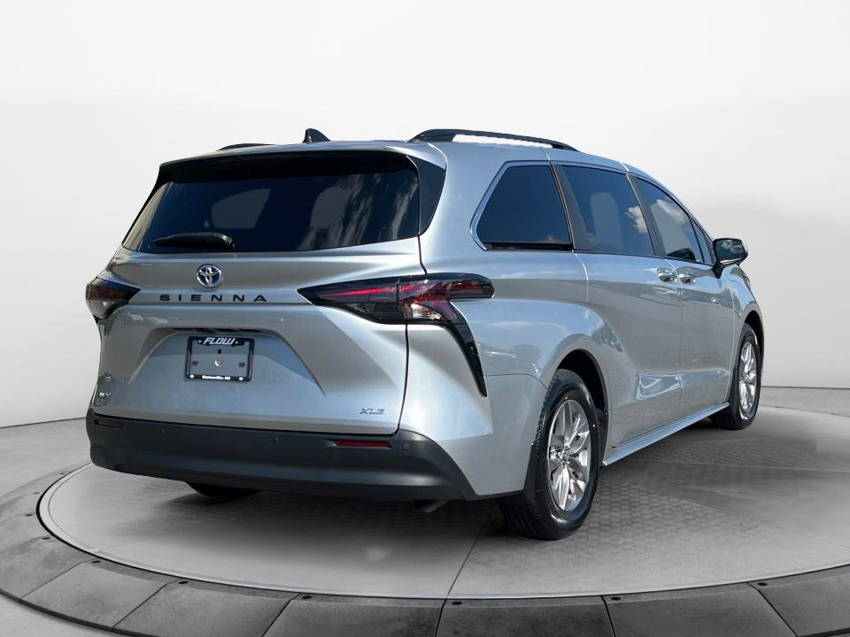 Used 2025 Toyota Sienna XLE FWD image 7