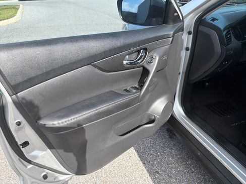 Used 2018 Nissan Rogue SV w/ Premium Package FWD image 18