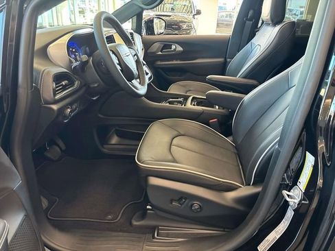 New 2026 Chrysler Pacifica Limited w/ S Appearance Package image 6