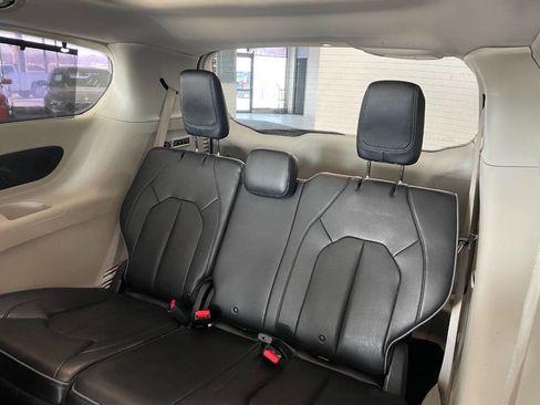 Used 2020 Chrysler Pacifica Limited image 21