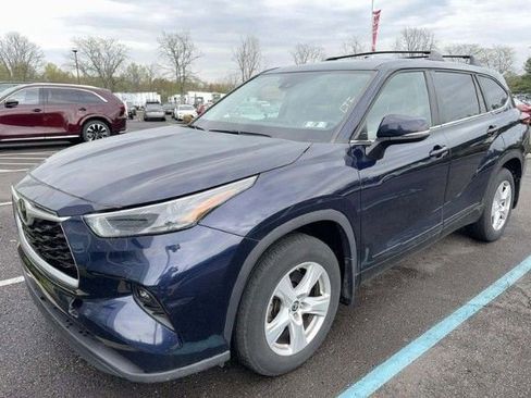 Used 2023 Toyota Highlander LE FWD image 4
