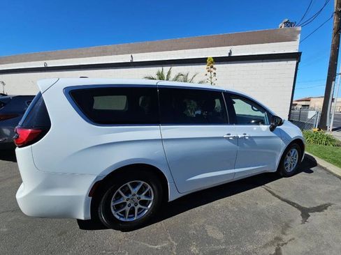 Used 2023 Chrysler Pacifica Touring-L FWD image 3
