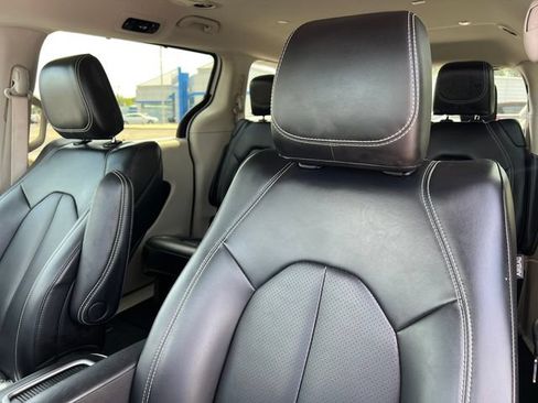 Used 2023 Chrysler Pacifica Touring-L FWD image 12