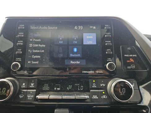 Used 2022 Toyota Highlander XLE FWD image 52