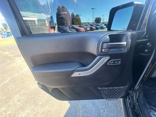 Used 2016 Jeep Wrangler Unlimited Sahara w/ Connectivity Group AWD/4WD image 18