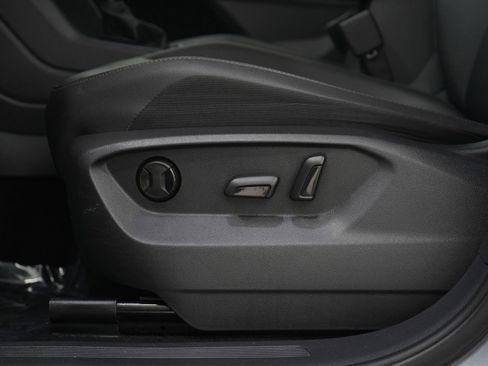 Used 2020 Volkswagen Tiguan SE image 23