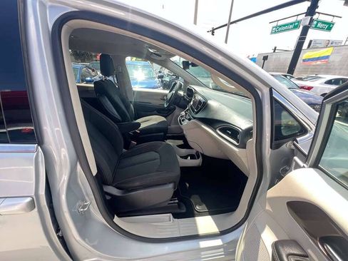 Used 2023 Chrysler Voyager LX FWD image 8