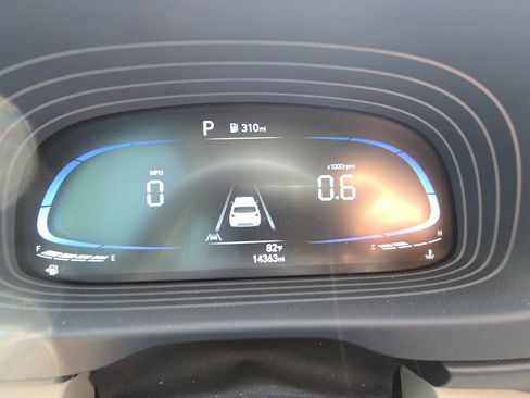 Used 2025 Hyundai Venue Limited FWD image 13