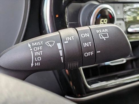 Used 2021 Toyota Highlander LE image 10