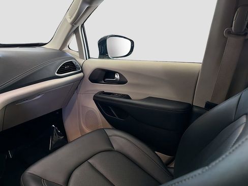 Used 2024 Chrysler Pacifica Select image 25