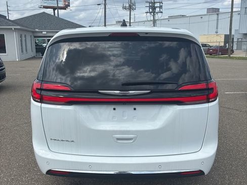 Used 2024 Chrysler Pacifica Touring-L FWD image 7