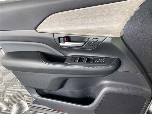 Used 2024 Toyota Grand Highlander Limited image 21