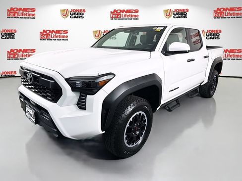 Used 2025 Toyota Tacoma TRD Off-Road AWD/4WD image 13