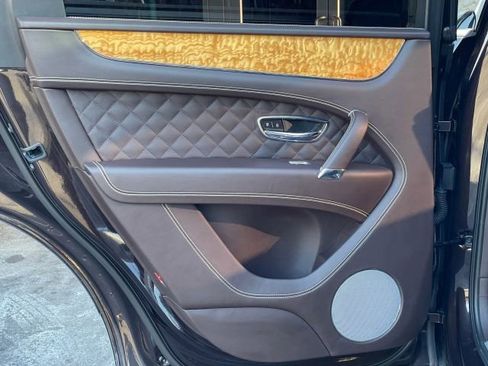 Used 2018 Bentley Bentayga Onyx Edition image 41