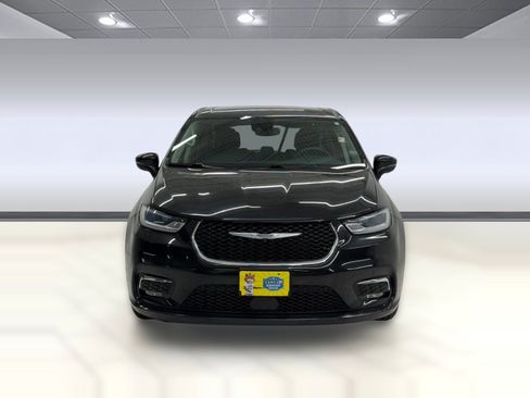 Used 2023 Chrysler Pacifica Touring-L FWD image 5
