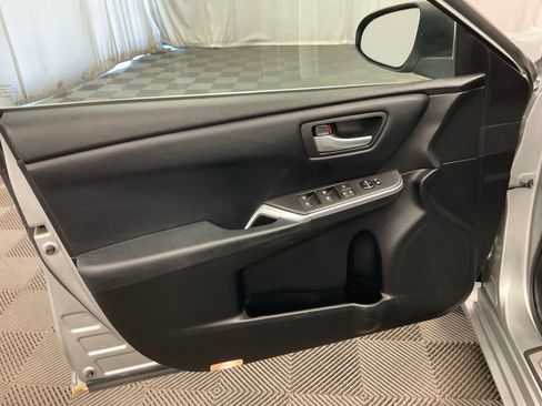 Used 2016 Toyota Camry SE w/ Moonroof Package FWD image 10