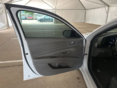 Used 2025 Hyundai Elantra Sport FWD image 9
