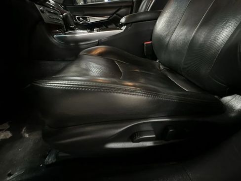 Used 2018 INFINITI Q70 Luxe w/ Cargo Package AWD/4WD image 18