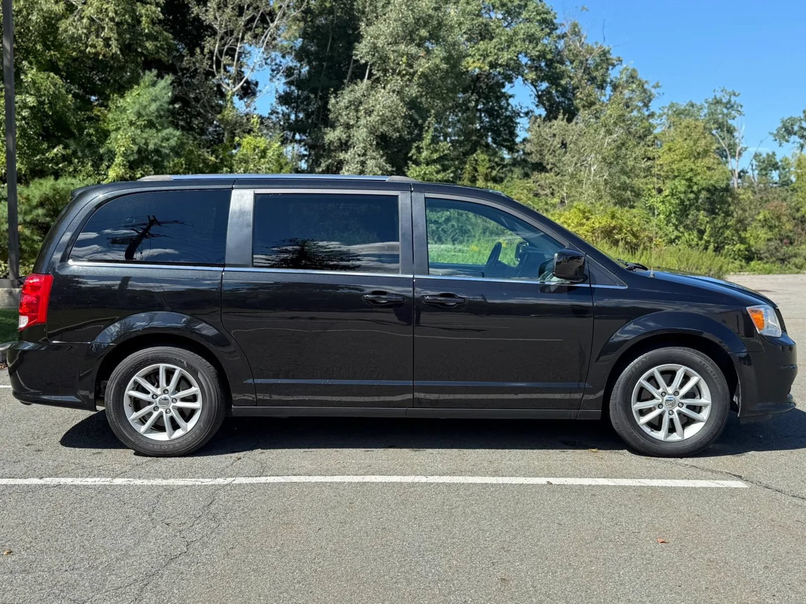 Used 2019 Dodge Grand Caravan SXT FWD image 4