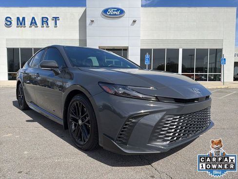 Used 2025 Toyota Camry SE image 1