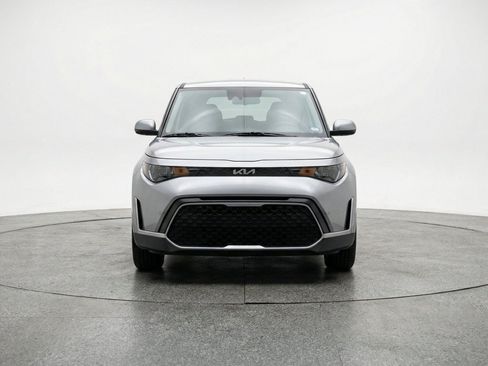 Used 2025 Kia Soul LX w/ LX Technology Package FWD image 2