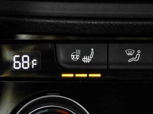 Used 2019 Volkswagen Jetta SEL w/ Cold Weather Package FWD image 31
