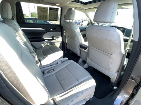 Used 2016 Toyota Highlander XLE FWD image 26