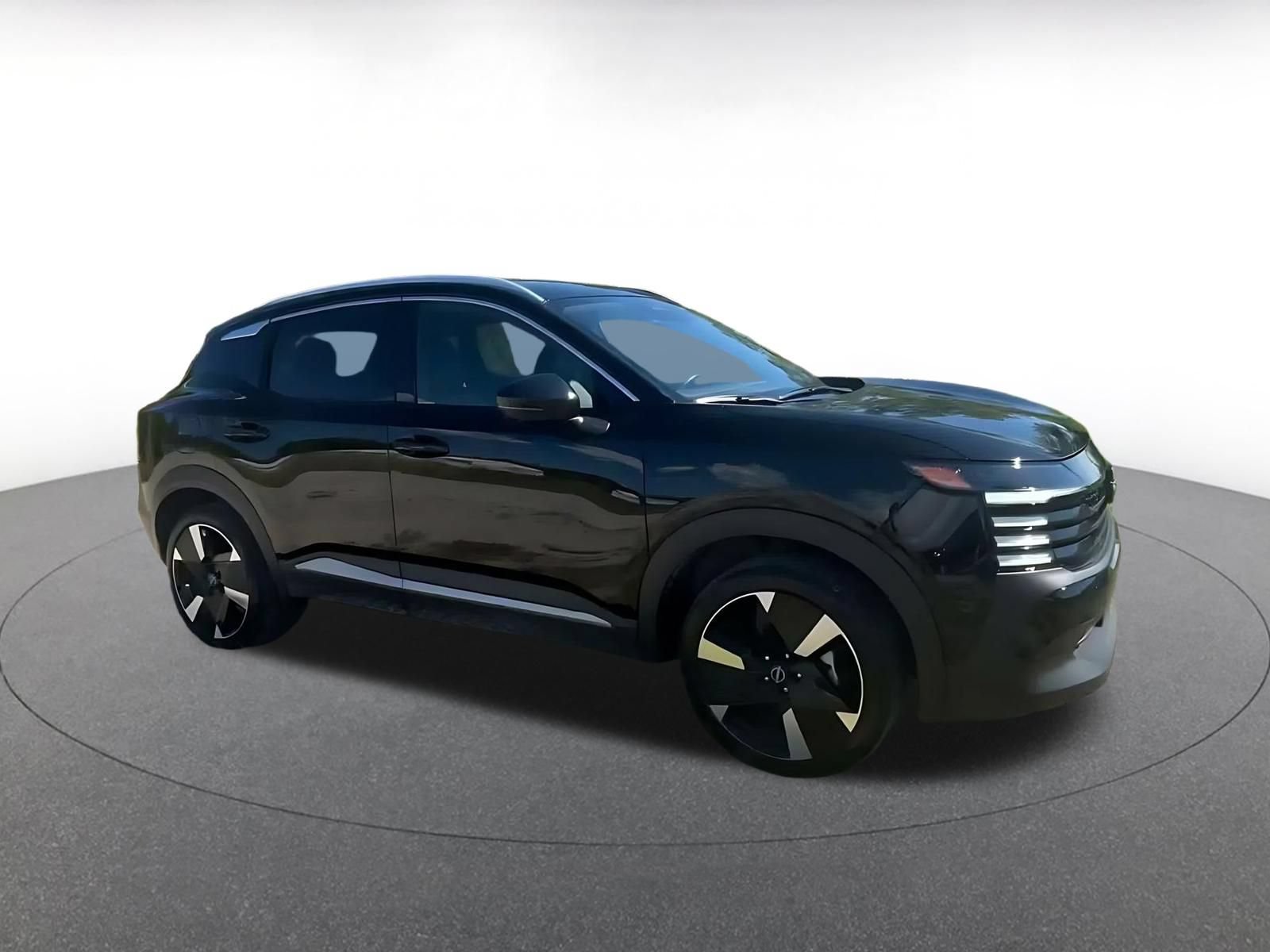 Used 2026 Nissan Kicks SR AWD/4WD image 2