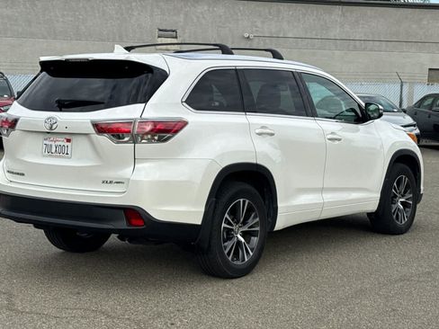 Used 2016 Toyota Highlander XLE AWD/4WD image 2