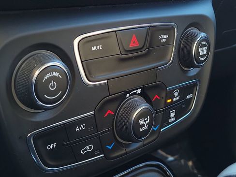 Used 2020 Jeep Compass Limited image 31