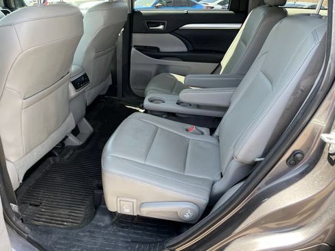 Used 2018 Toyota Highlander XLE AWD/4WD image 3