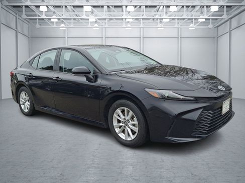 Used 2025 Toyota Camry LE image 7