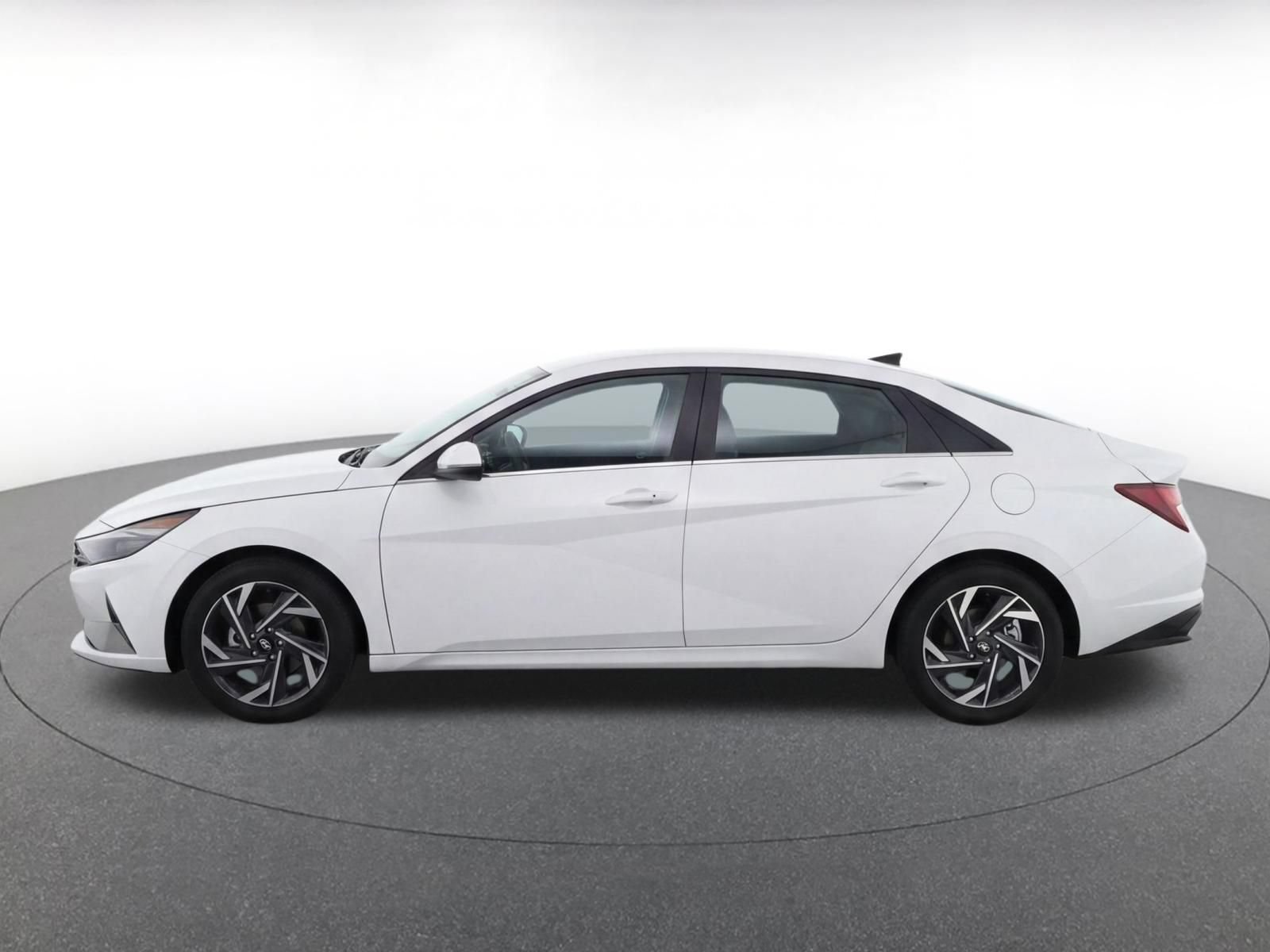 Used 2025 Hyundai Elantra Limited FWD image 4