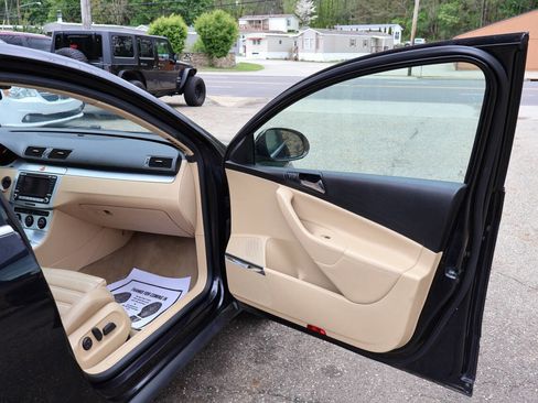 Used 2008 Volkswagen Passat VR6 FWD image 20