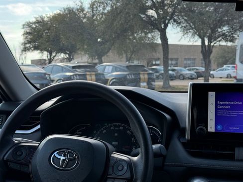 Used 2025 Toyota RAV4 LE image 34