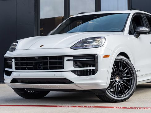 Certified 2025 Porsche Cayenne GTS AWD/4WD image 7