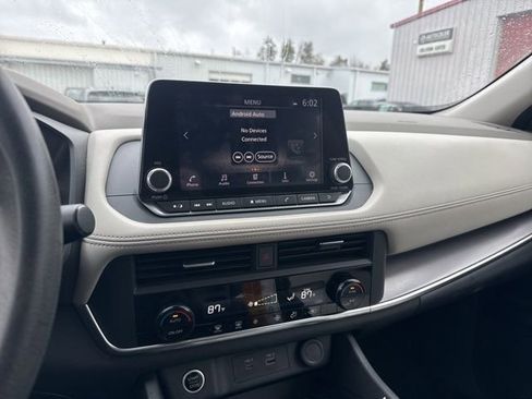 Used 2023 Nissan Rogue SV image 4