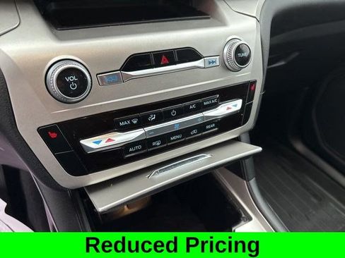 Used 2022 Ford Explorer XLT image 25