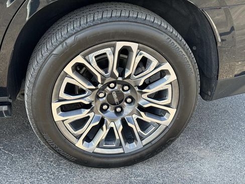 Used 2023 GMC Yukon Denali Ultimate image 3