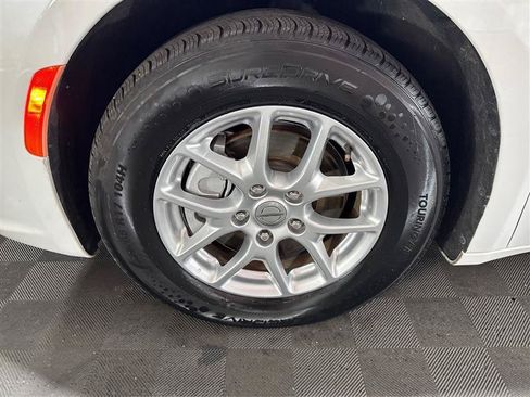 Used 2023 Chrysler Pacifica Touring-L FWD image 33