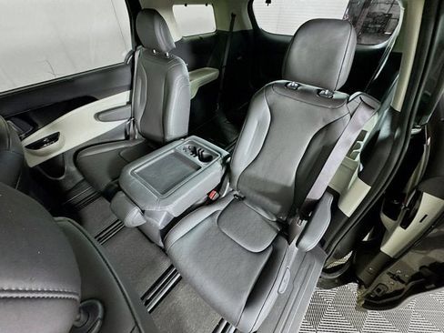 Used 2024 Kia Carnival EX FWD image 25
