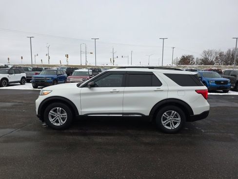 Certified 2022 Ford Explorer XLT image 4