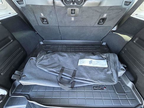 Used 2018 Jeep Wrangler Unlimited Sahara image 15