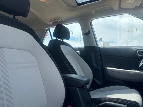 Used 2025 Hyundai Venue SEL FWD image 24