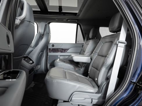 Used 2021 Lincoln Navigator Reserve w/ Cargo Convenience Package image 18