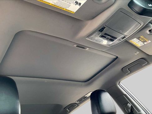 Used 2019 Toyota Highlander XLE FWD image 14