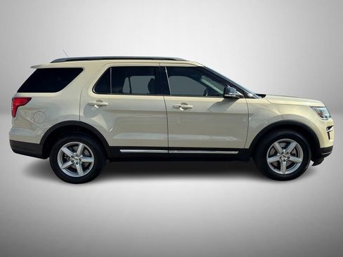 Used 2018 Ford Explorer XLT w/ Equipment Group 202A image 5