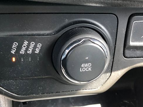 Used 2018 Jeep Renegade Latitude AWD/4WD image 20