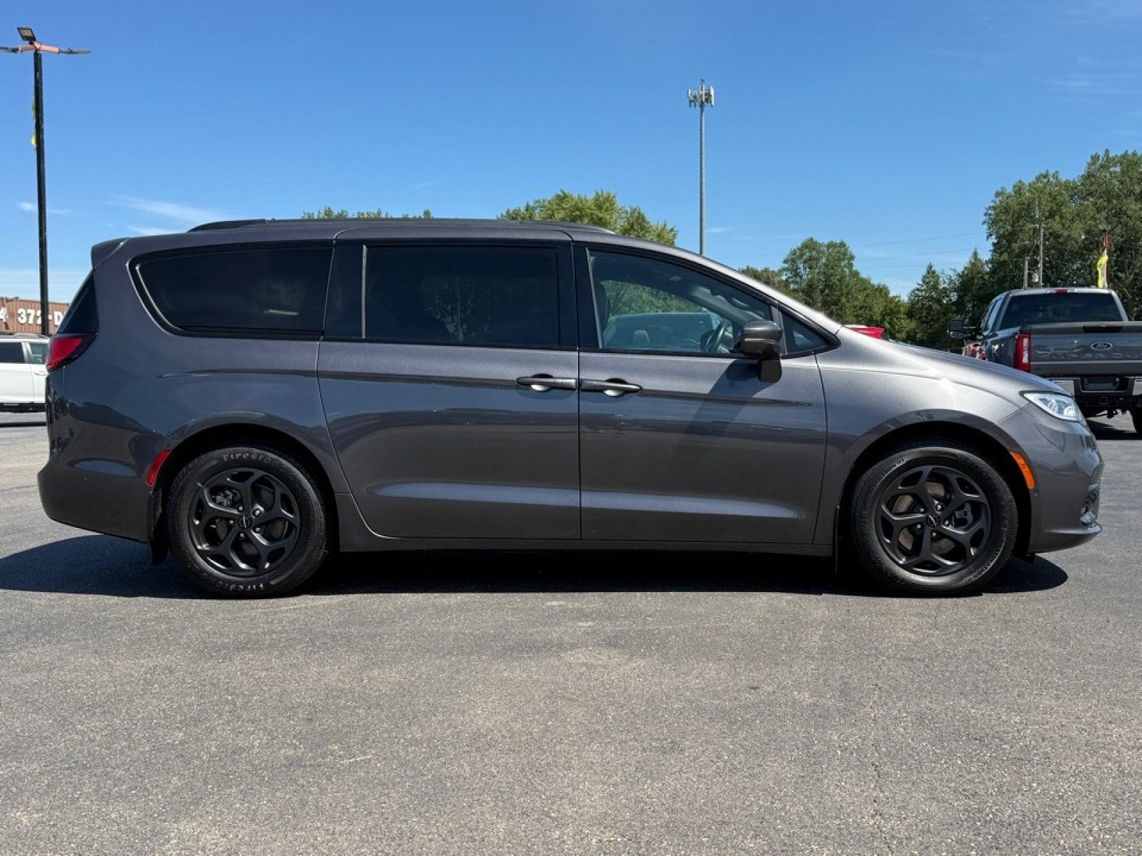 Used 2021 Chrysler Pacifica Limited w/ Uconnect Theater Family Group FWD image 9