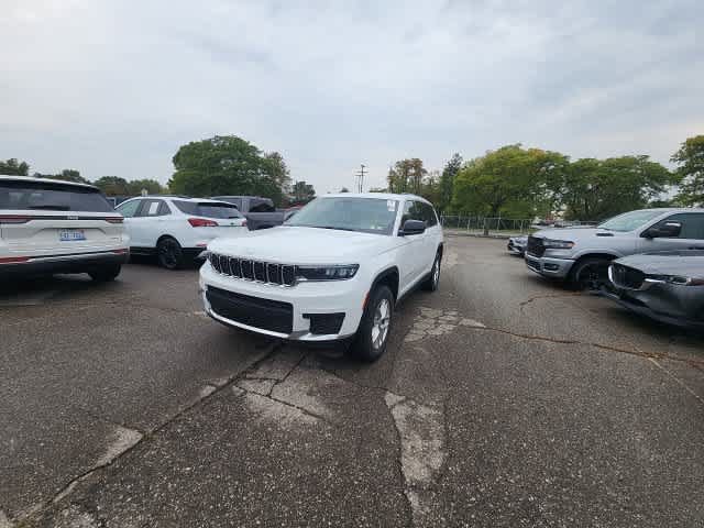 Used 2023 Jeep Grand Cherokee L Laredo w/ Luxury Tech Group I AWD/4WD image 3